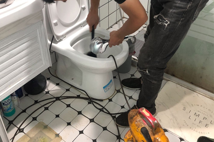 白马井镇疏通下水道