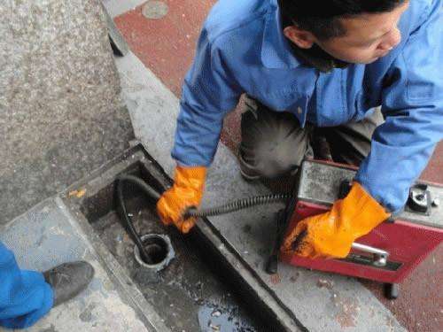 白马井镇疏通下水道