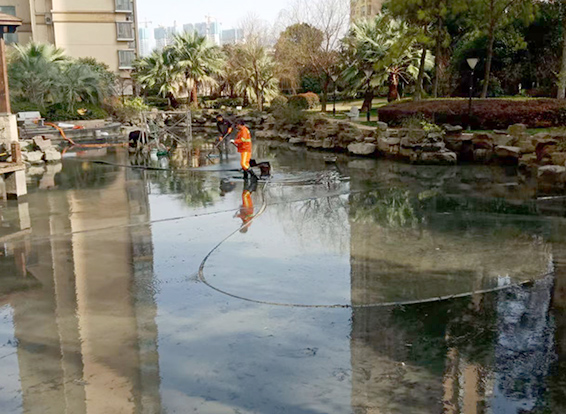 白马井镇景观池淤泥清理