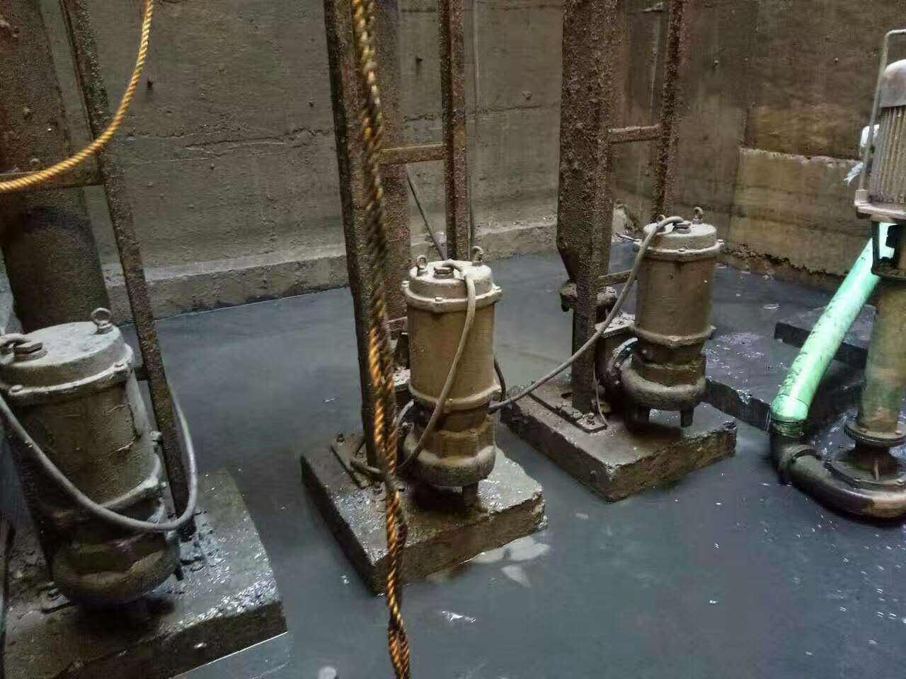 白马井镇污水池清理